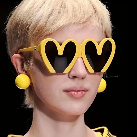 NEW| Oversized Yellow Heart Shaped Y2K Sunglasses - Picture 1 of 5